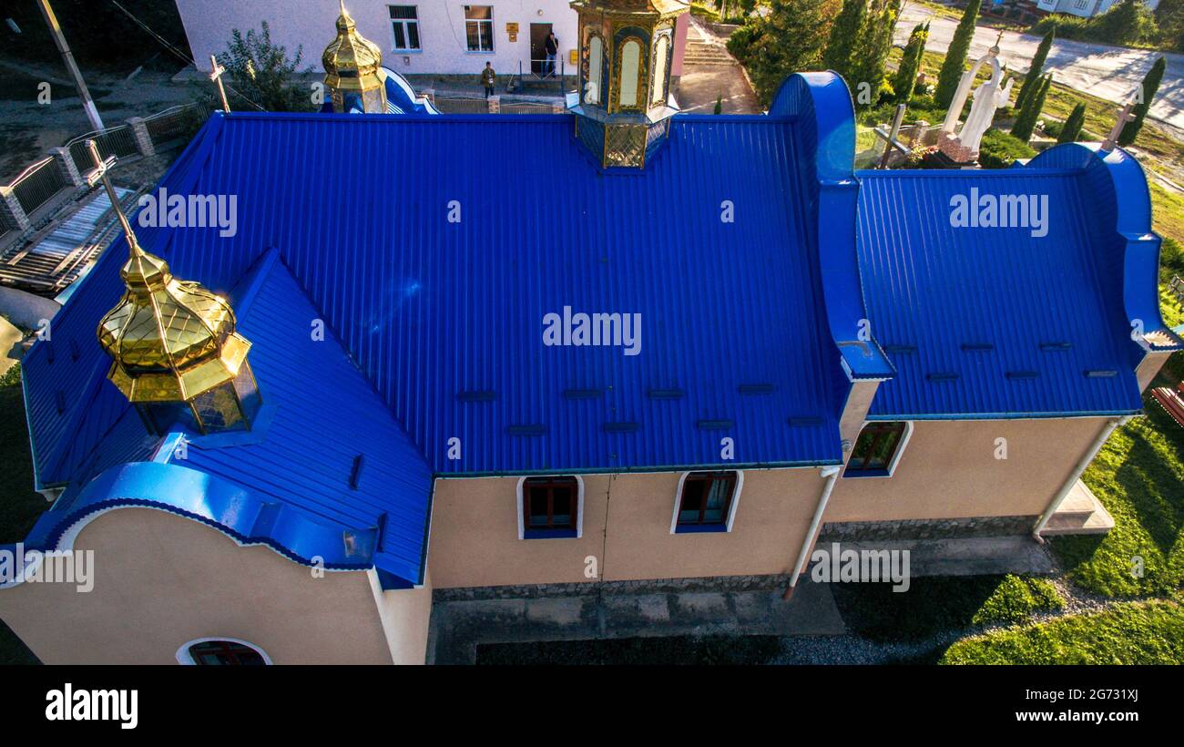 Luftaufnahme der blauen Kachel und ein schönes Bogenfenster auf der neuen Kirche Stockfoto