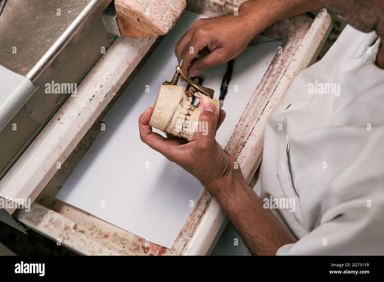 Zahntechniker mit einem Skelett einer Zahnprothese in der Hand Stockfoto