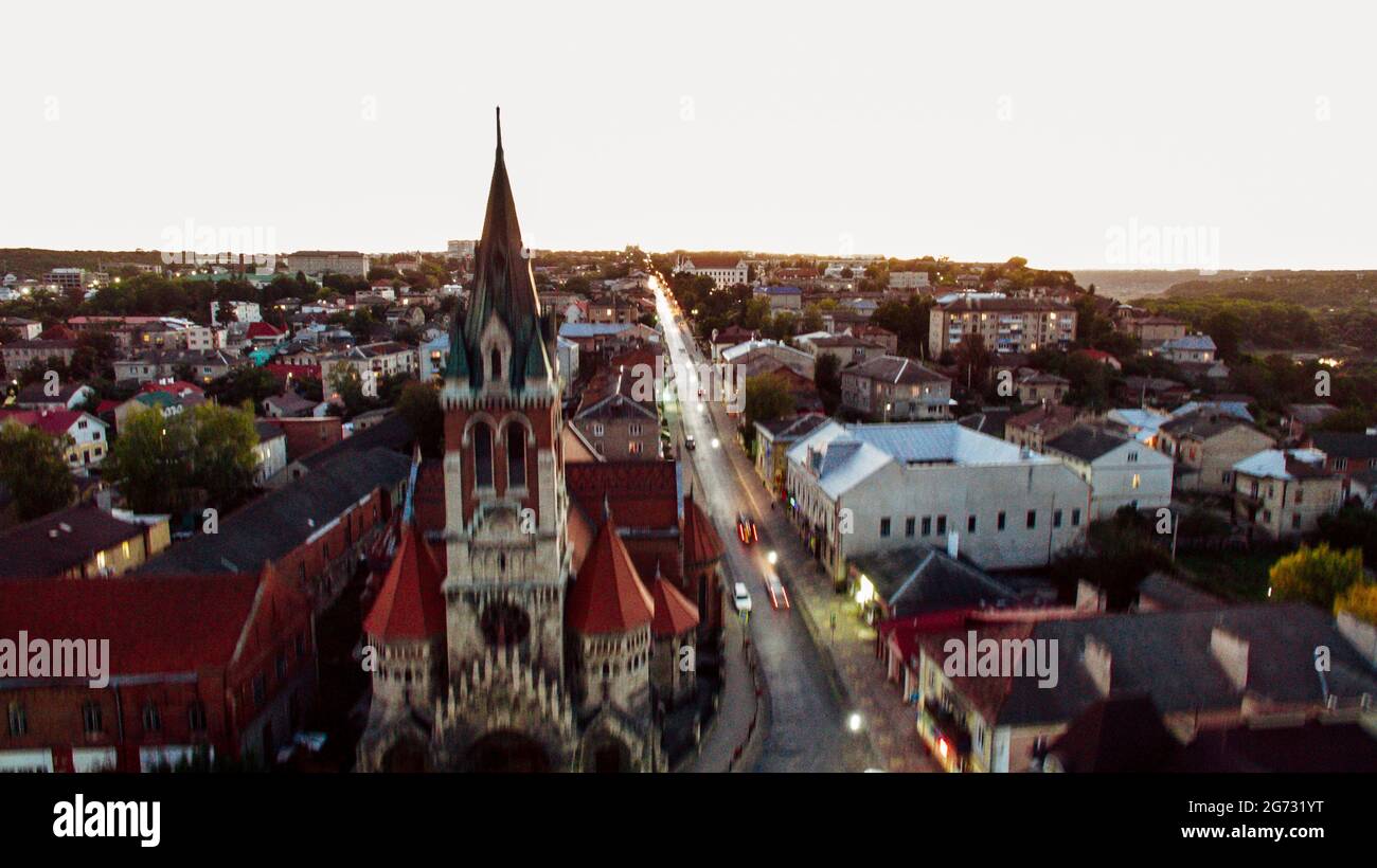 Luftaufnahme der Stadt, der Kirche und der Autobahn mit fahrenden Autos in der Nacht. Ukraine Stockfoto