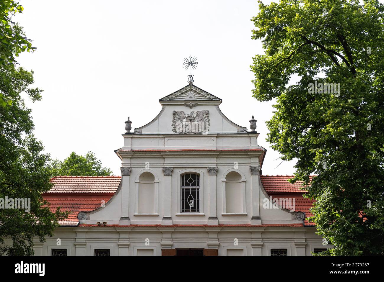 Fassade der barocken Kirche St. Johannes von Nepomuk auf dem Wasser in Zwierzyniec, Lubelskie, Polen Stockfoto