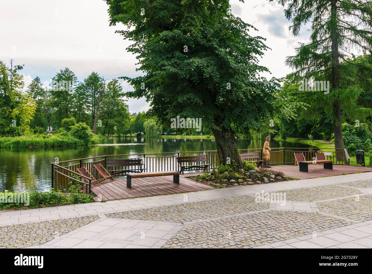 Promenade in Zwierzyniec, Lubelskie, Polen - mit Blick auf einen großen Teich und Park im Stadtzentrum Stockfoto