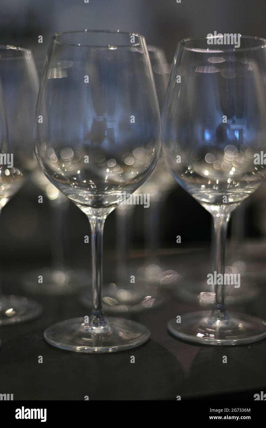 Leere Gläser auf dunklem Hintergrund Stockfoto