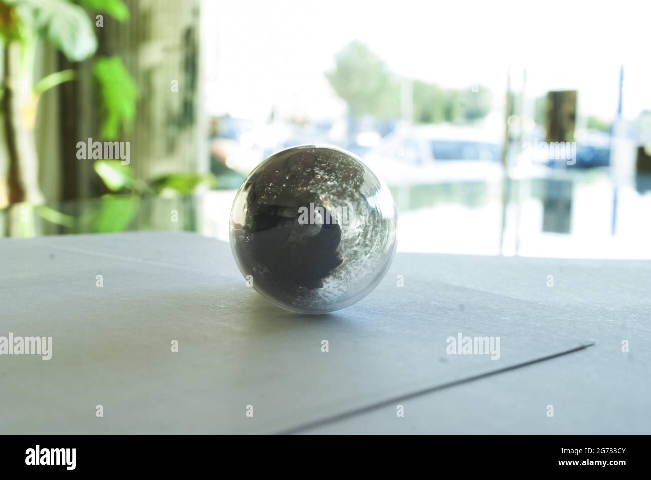 Planet Form Makro schmutzige Glühbirne Nahaufnahme, runde Glaskugel mit Staub und Kratzern im Inneren Stockfoto