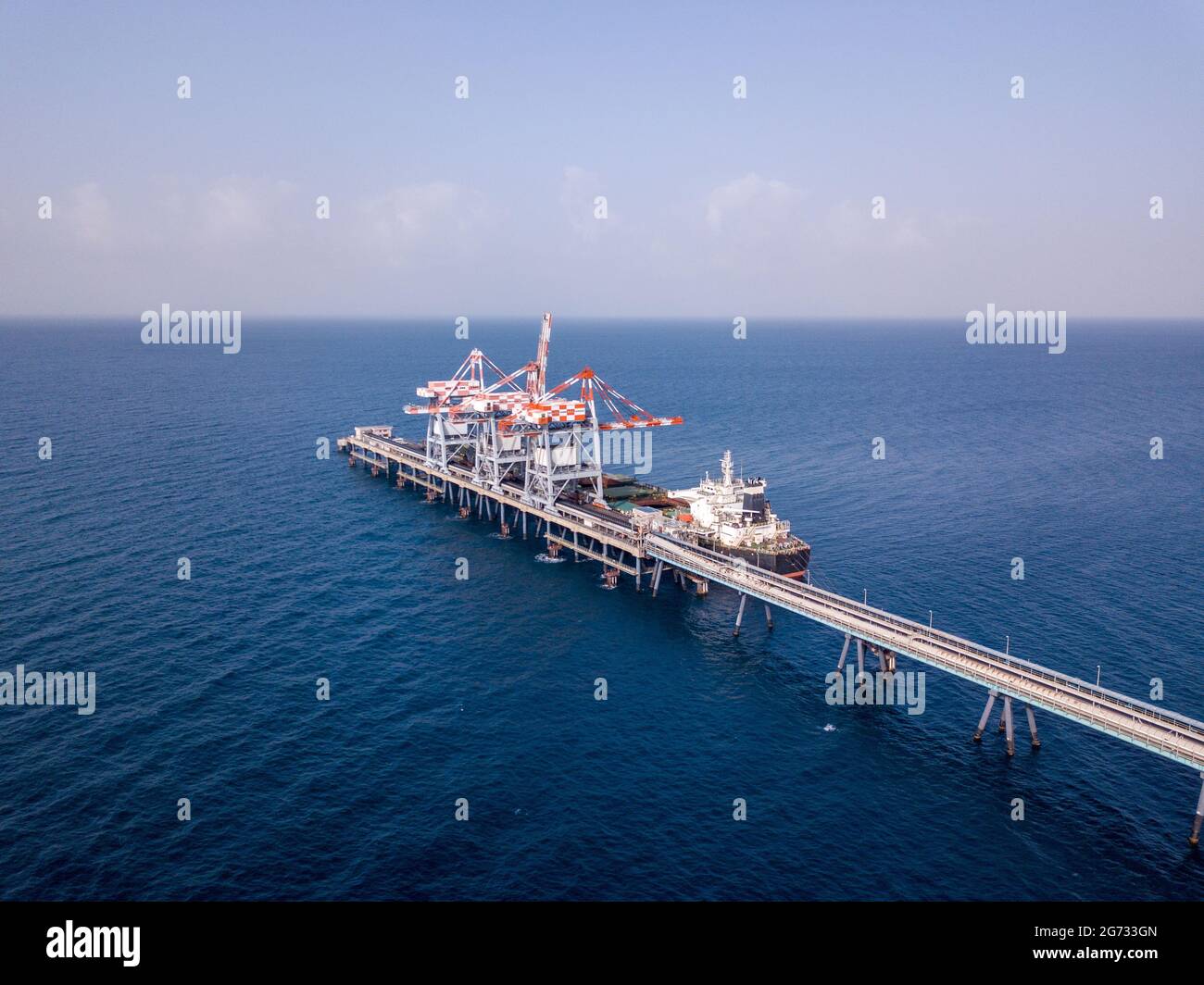 Bulk-Containerschiff entlädt Kohle im Hafen des Kraftwerks. Stockfoto