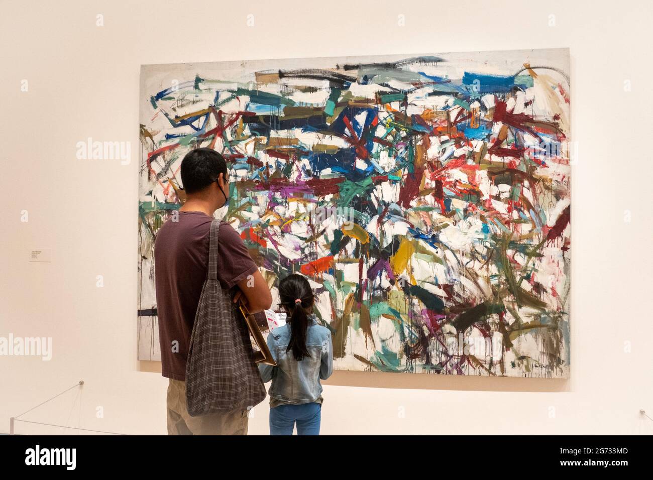 Vater und Tochter beim Besuch des Museum of Modern Art, NYC Stockfoto