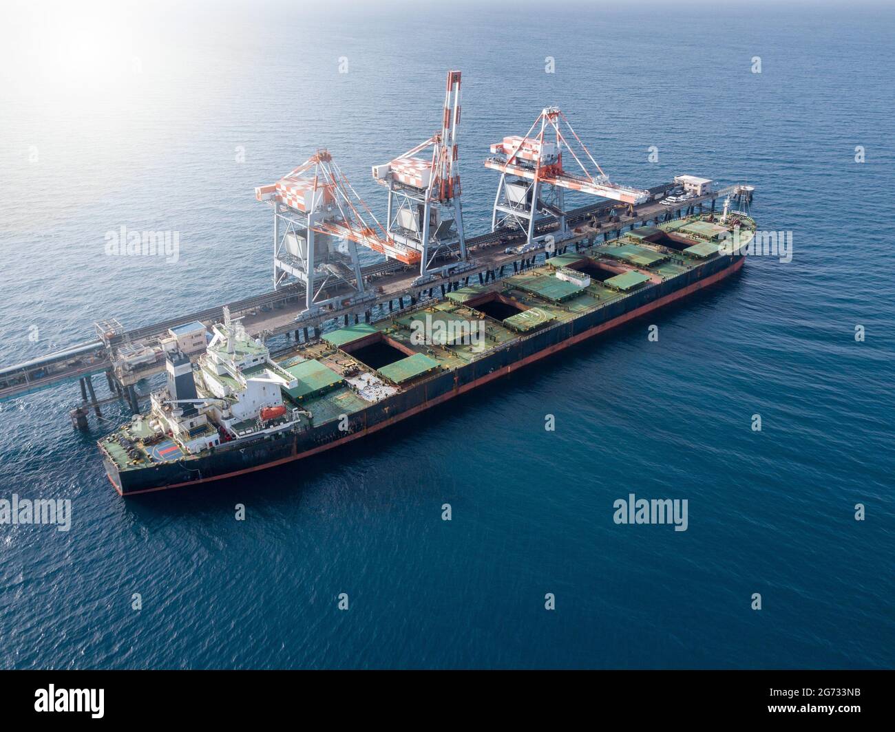 Bulk-Containerschiff entlädt Kohle im Hafen des Kraftwerks. Stockfoto