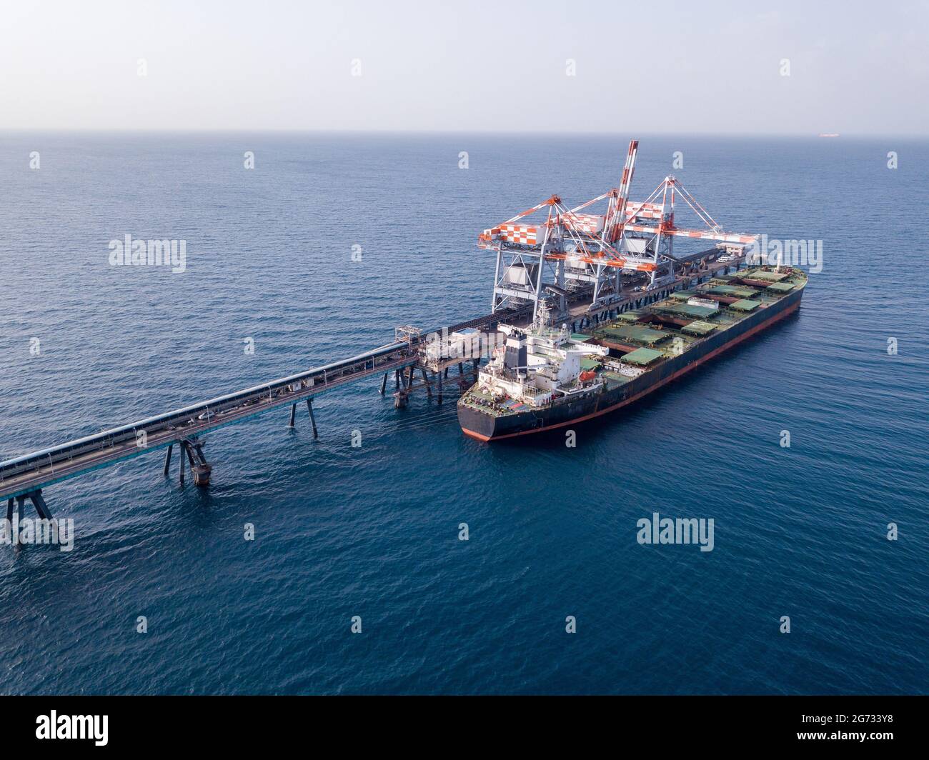 Bulk-Containerschiff entlädt Kohle im Hafen des Kraftwerks. Stockfoto