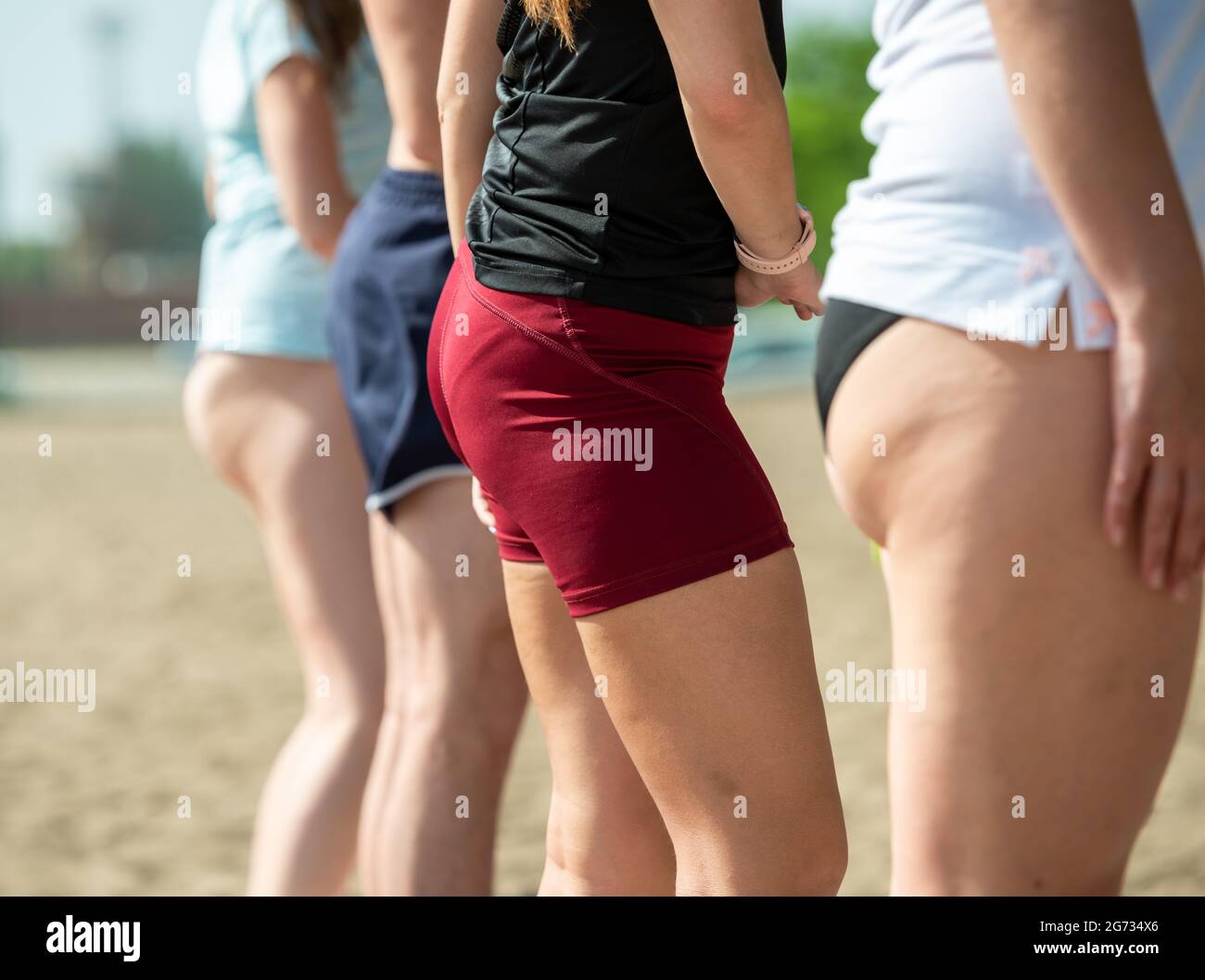 Gruppe von jungen Frauen, die Yoga am Strand echte Menschen gesunden Lebensstil Stockfoto