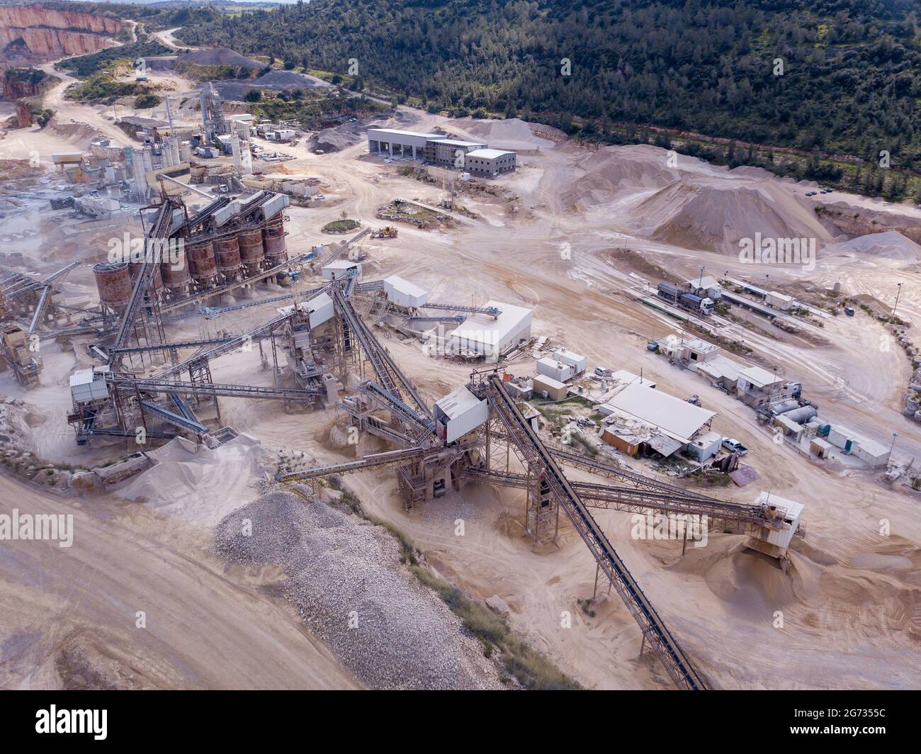 Steinbruch. Bergbau- und Verarbeitungsanlage, Mineralpfähle und Sand Industriegebäude. Stockfoto