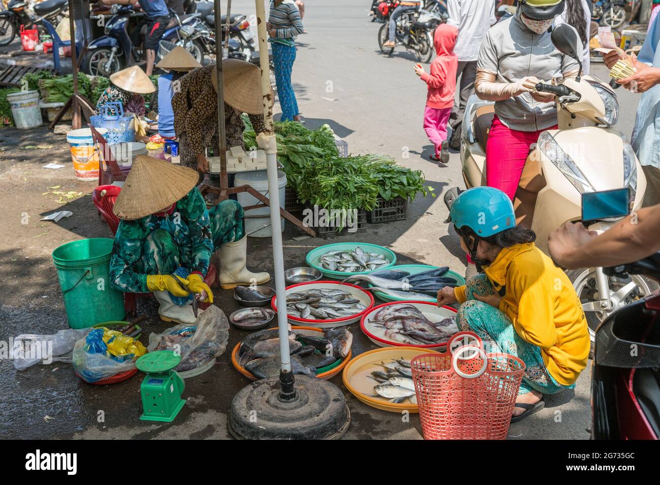 Fischverkauf in einem Markt in Vietnam Stockfoto