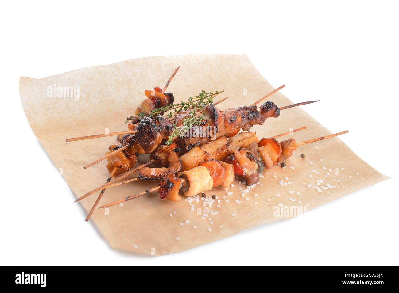 Spieße mit leckerem Hühnchen-Kebab auf weißem Hintergrund Stockfoto