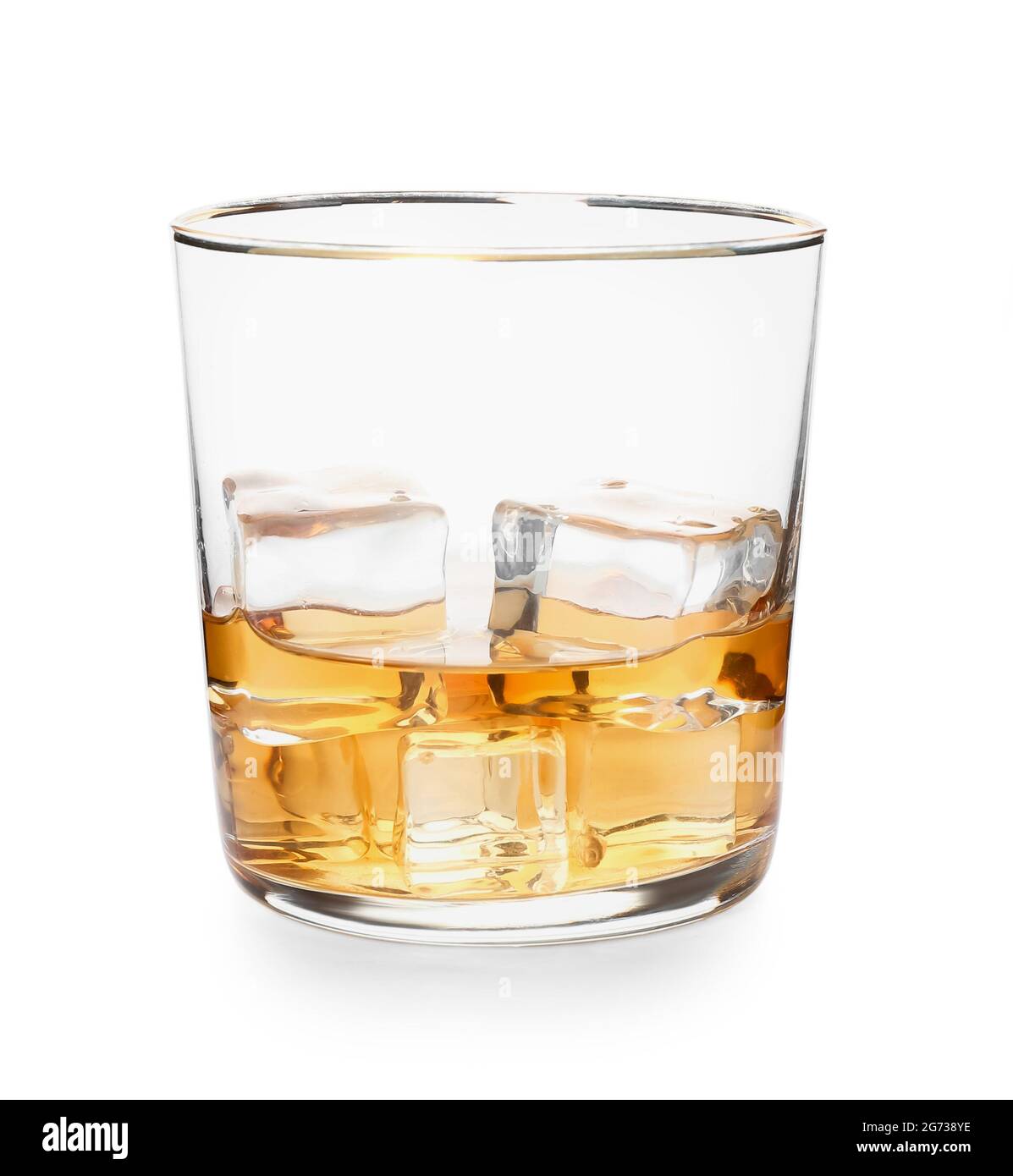 Glas kalten Whiskey auf weißem Hintergrund Stockfoto