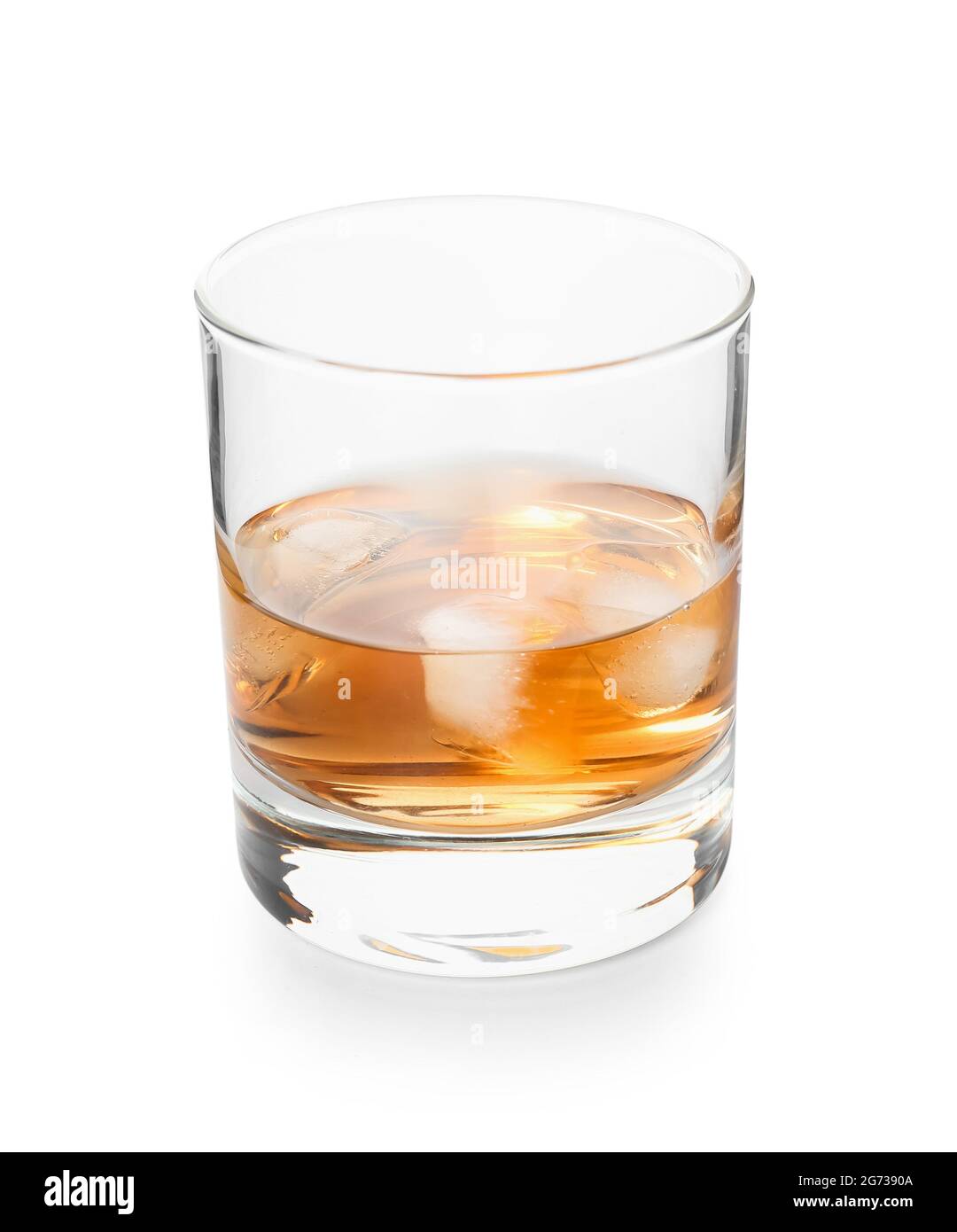 Glas kalten Whiskey auf weißem Hintergrund Stockfoto