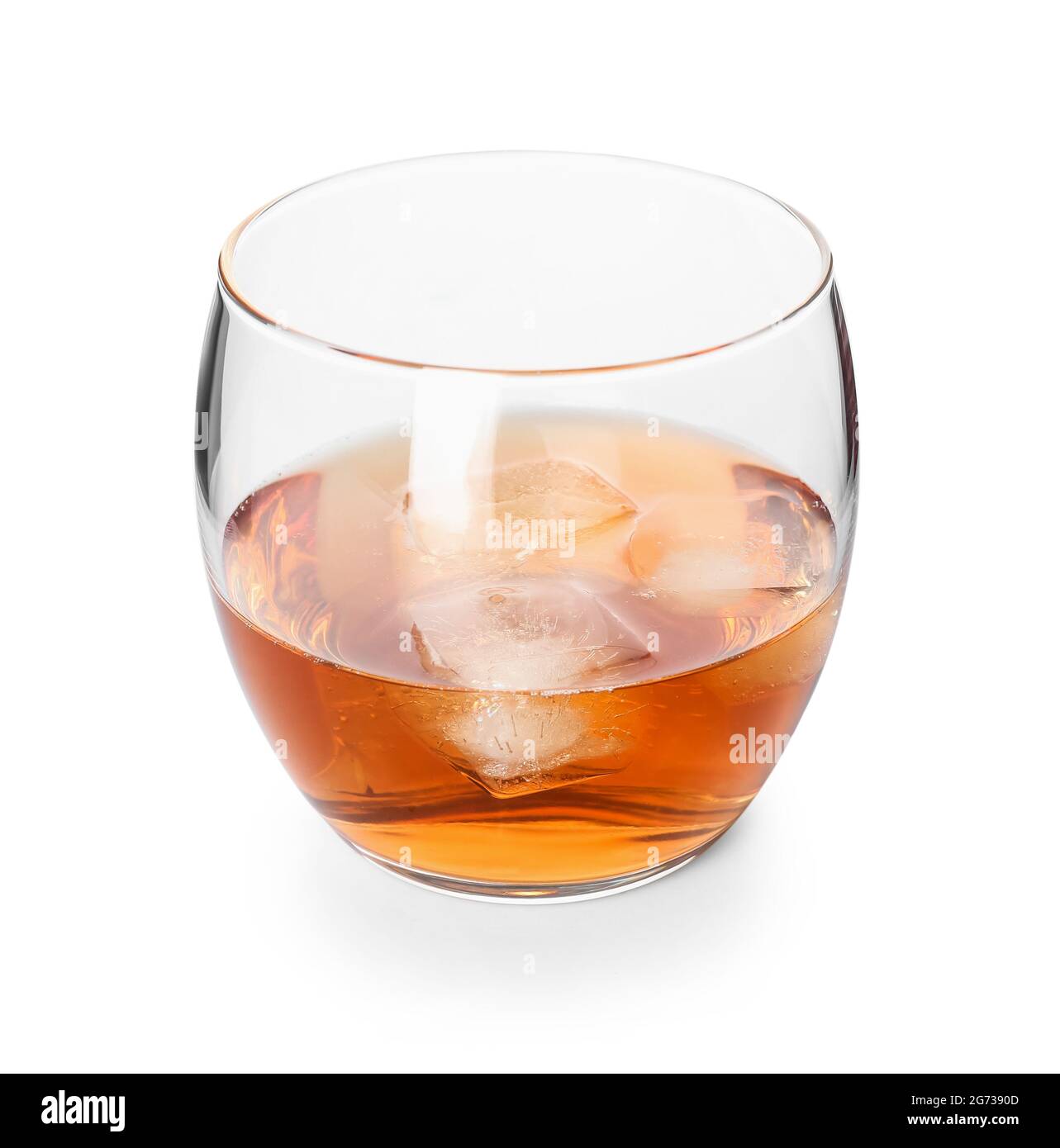 Glas kalten Whiskey auf weißem Hintergrund Stockfoto