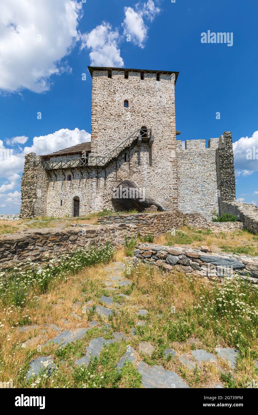 Der Turm von Vrsac ist von der mittelalterlichen Festung in der Nähe von Vrsac, Vojvodina, Serbien, erhalten geblieben. Stockfoto