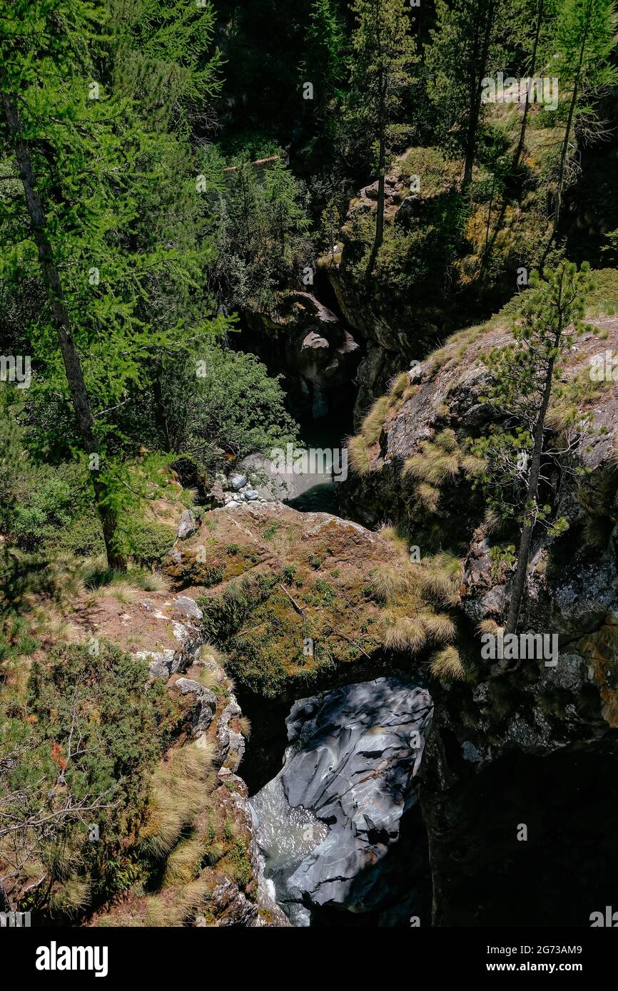 Kleiner Bach mit Wasserfällen in den Schweizer Alpen - Furi, Zermatt, Schweiz - Wandern, Abenteuer, Natur Stockfoto