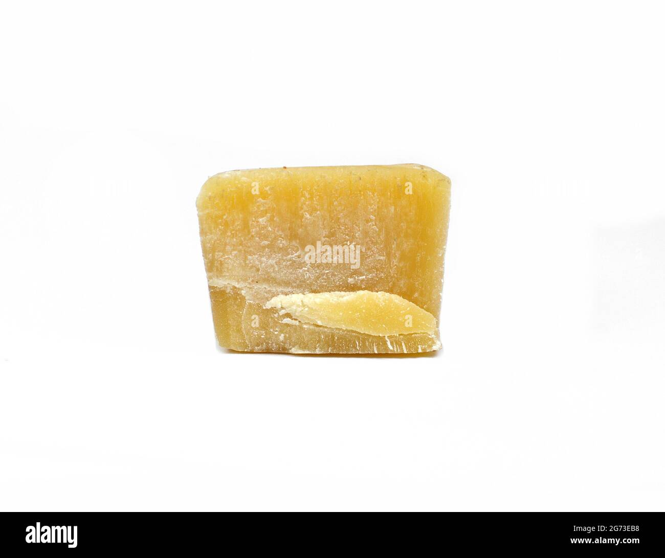 Reines natürliches Bienenwachs (Bienenwachs), das aus dem Hive kommt. Geschmolzen und in Stücke gebrochen. Wird in der Medizin, Kosmetik und Kerzenherstellung verwendet. Stockfoto