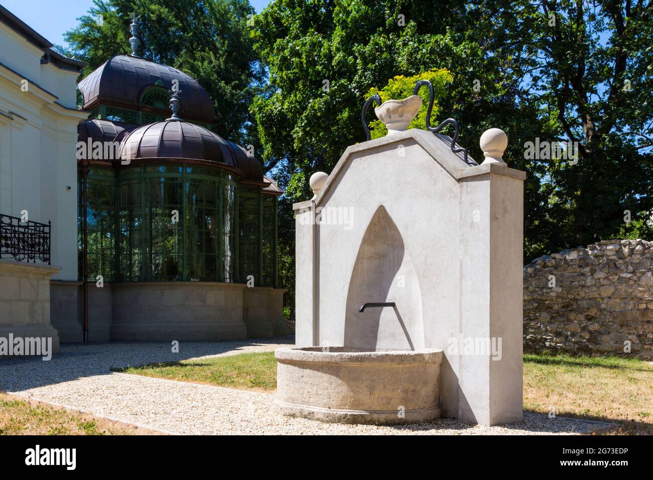 Altes 19. Jahrhundert gut im Garten von Lenck-Villa, Sopron, Ungarn Stockfoto