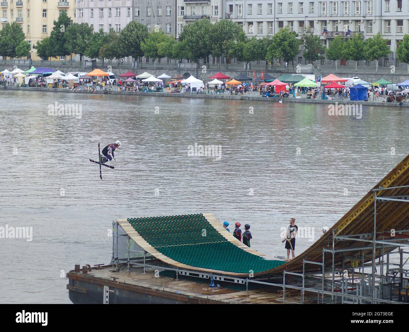 Prag - Juli 10: Freestyle Cool Life Fest am 10. Juli im Naplavka Smichov in Prag, Tschechische Republik. Freestyle Ski Rampe auf der Moldau in der Nähe Stockfoto