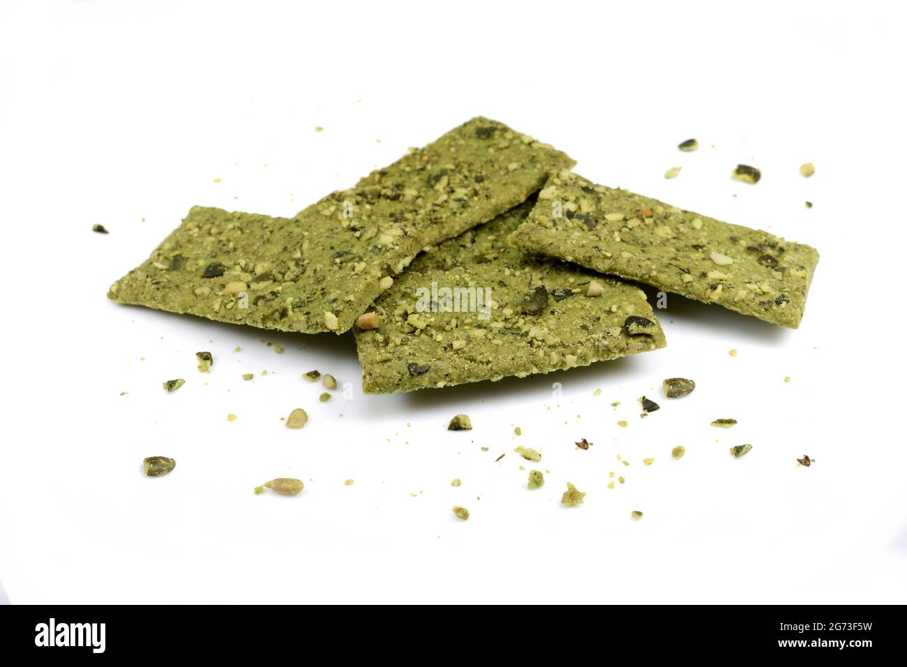 Grüner, gesunder Snack: Getreide, knusprig, mehrkörnige Getreideflockensamen, Kürbis, Koriander, Sonnenblumenkerne, Proteinbrotbar. Proteinalbumin-Quelle. Stockfoto