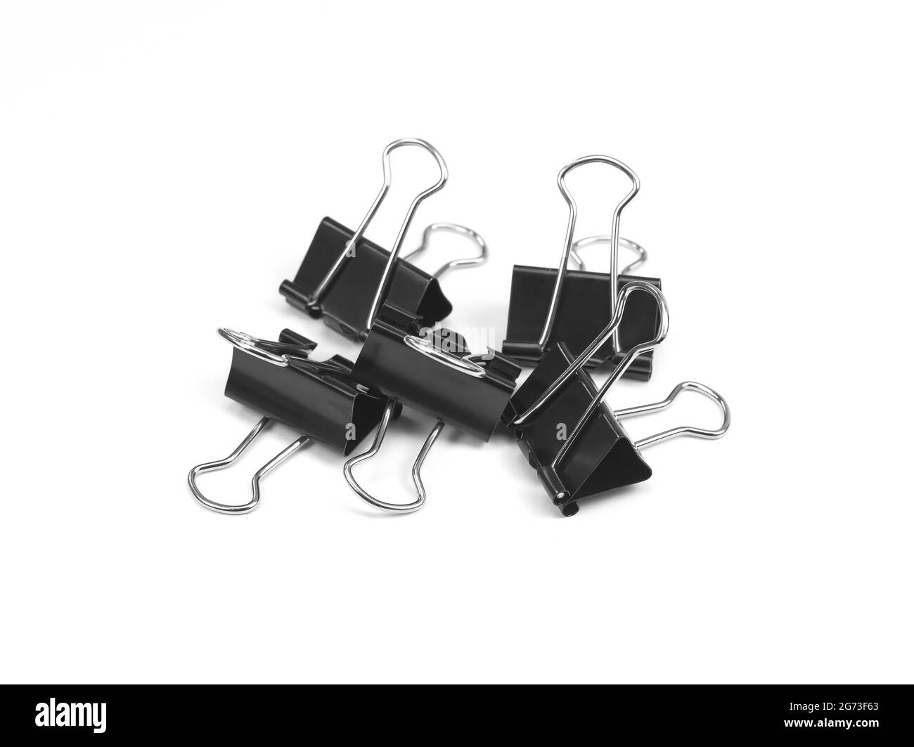 Mack Binderclips für Papier isoliert auf weiß. Metallclips. Stockfoto