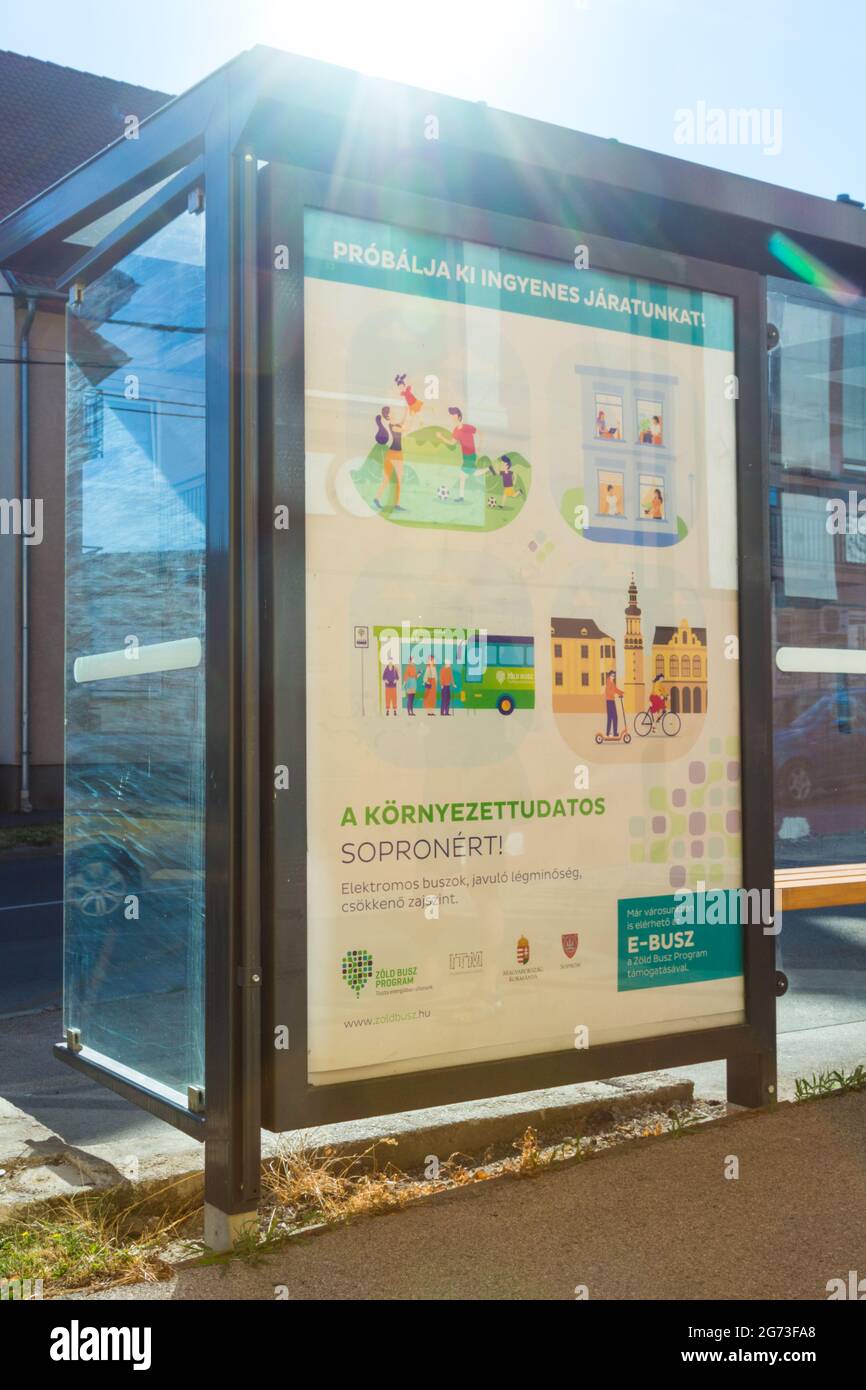 Elektronische Bus-Kampagne Plakat in Bushaltestelle über kostenlose Testfahrt auf batteriebetriebenen E-Bus, Sopron, Ungarn Stockfoto