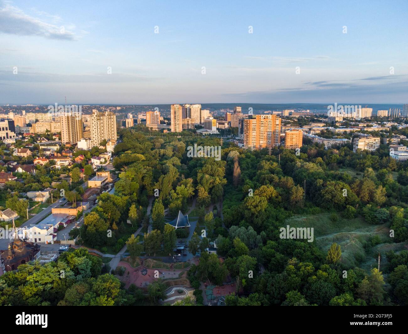 Luftaufnahme am Morgen auf grünen Sommer Kharkiv Stadtzentrum beliebten Erholungspark Sarzhyn Yar. Botanischer Garten mit Wasserquelle und Spielplatz in resi Stockfoto