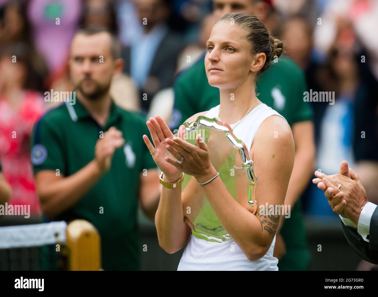 Karolina Pliskova aus der Tschechischen Republik mit der zweitplatzierten Trophäe nach dem Sieg gegen Ashleigh Barty aus Australien nach dem Finale der Wimbledon-Meisterschaft 2021, dem Grand Slam-Tennisturnier am 10. Juli 2021 im All England Lawn Tennis und Croquet Club in London, England - Foto Rob Prange / Spanien DPPI / DPPI Stockfoto