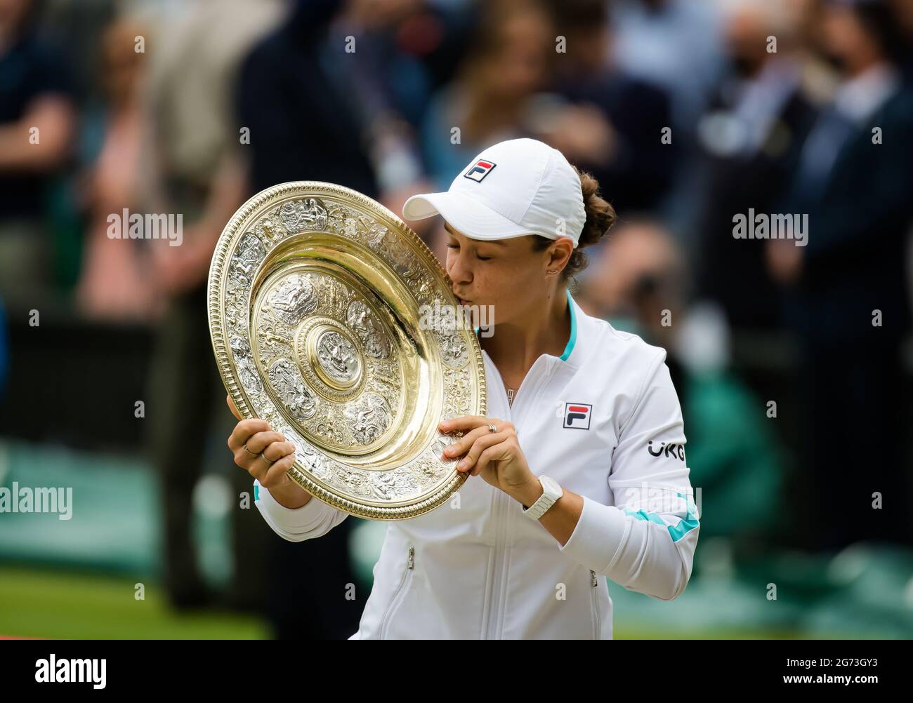 Ashleigh Barty aus Australien mit der Champions-Trophäe nach dem Sieg gegen Karolina Pliskova aus der Tschechischen Republik das Finale der Wimbledon Championships 2021, Grand Slam Tennisturnier am 10. Juli 2021 im All England Lawn Tennis and Croquet Club in London, England - Foto Rob Prange / Spanien DPPI / DPPI Stockfoto