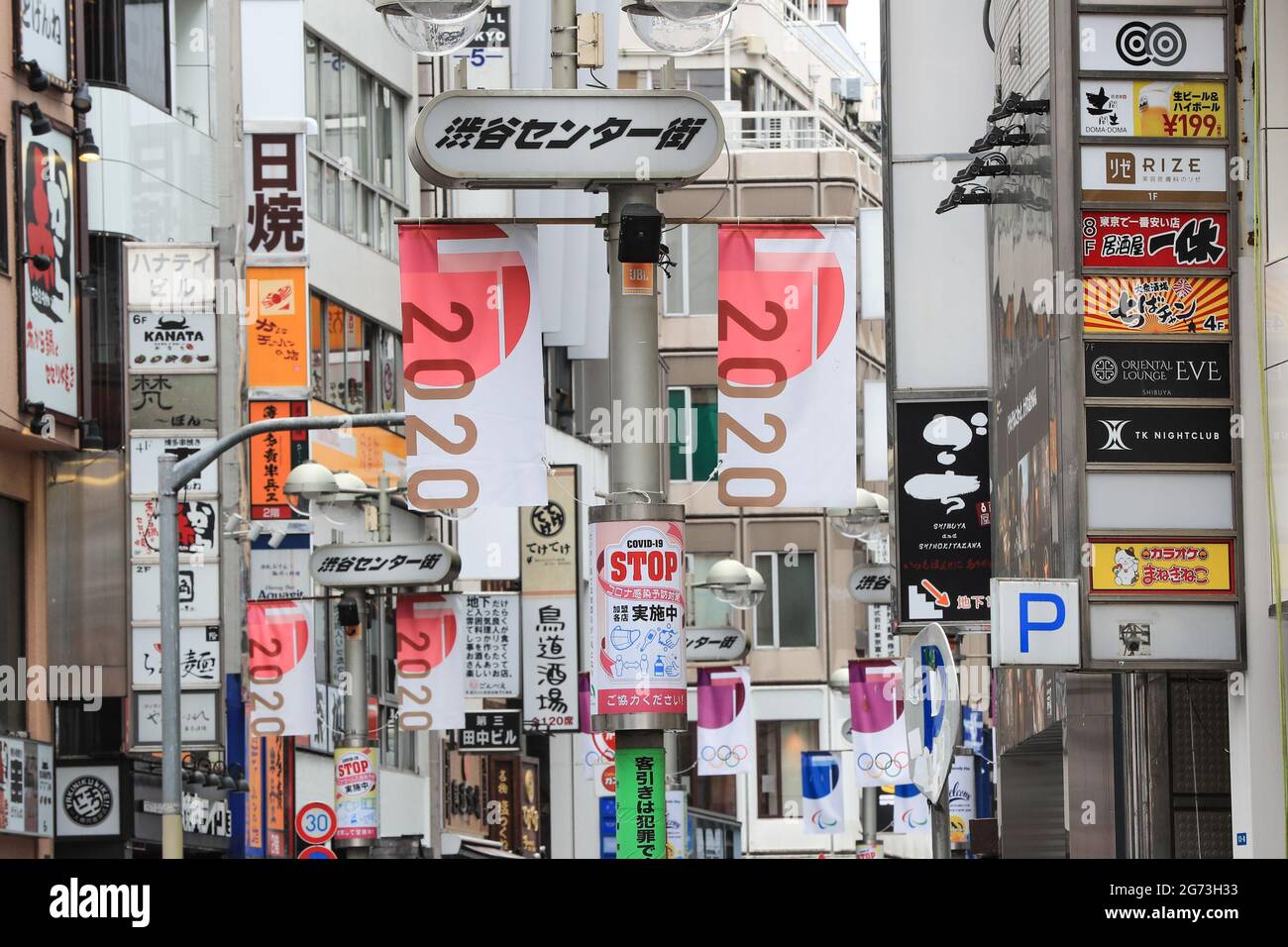 9. JULI 2021: EINE allgemeine Ansicht der Shibuya Center-Gai-Straße, die mit dem Banner der Olympischen Spiele 2020 in Tokio, Japan, geschmückt ist. Quelle: AFLO SPORT/Alamy Live News Stockfoto