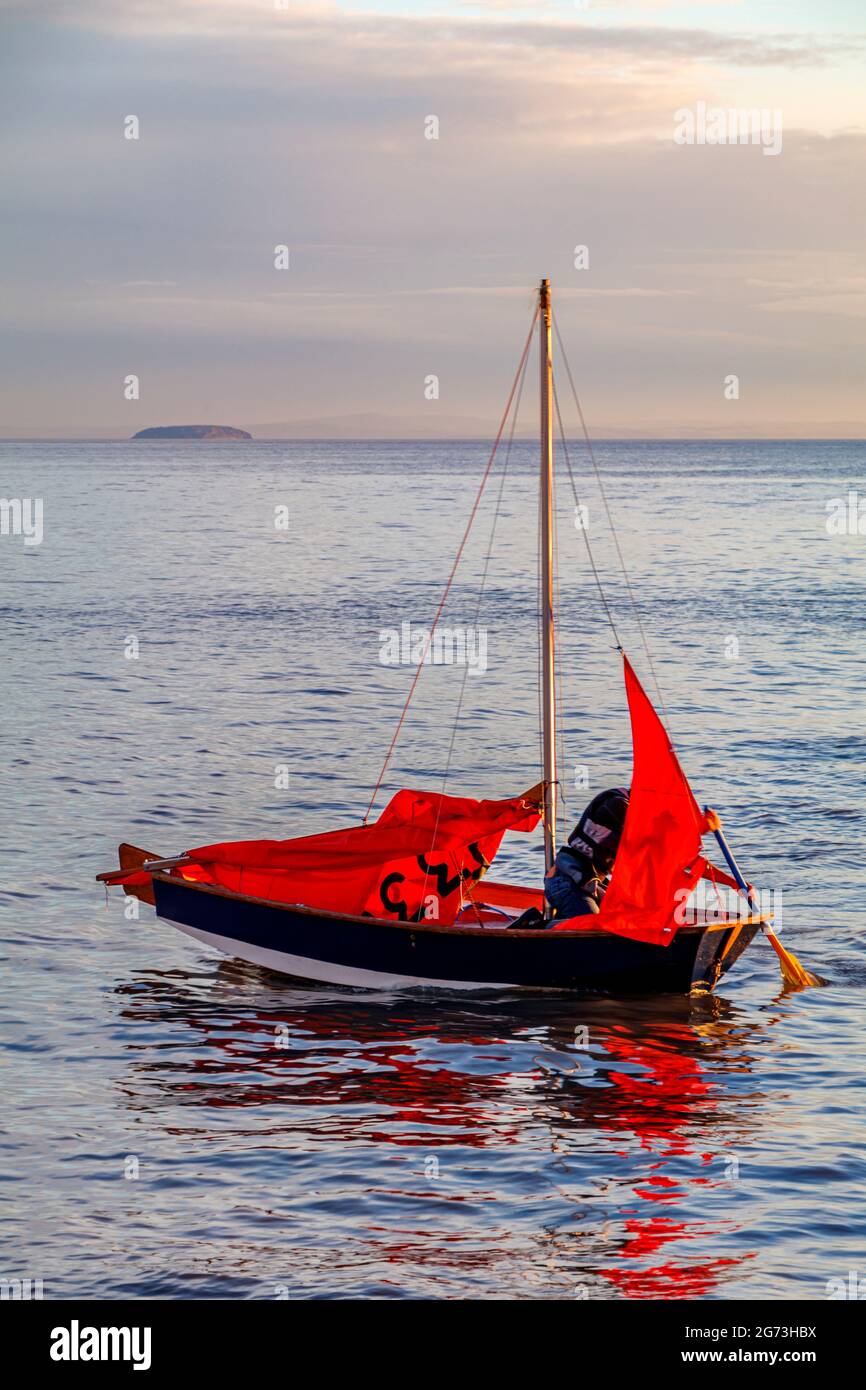 Mirror sailing dinghy -Fotos und -Bildmaterial in hoher Auflösung – Alamy