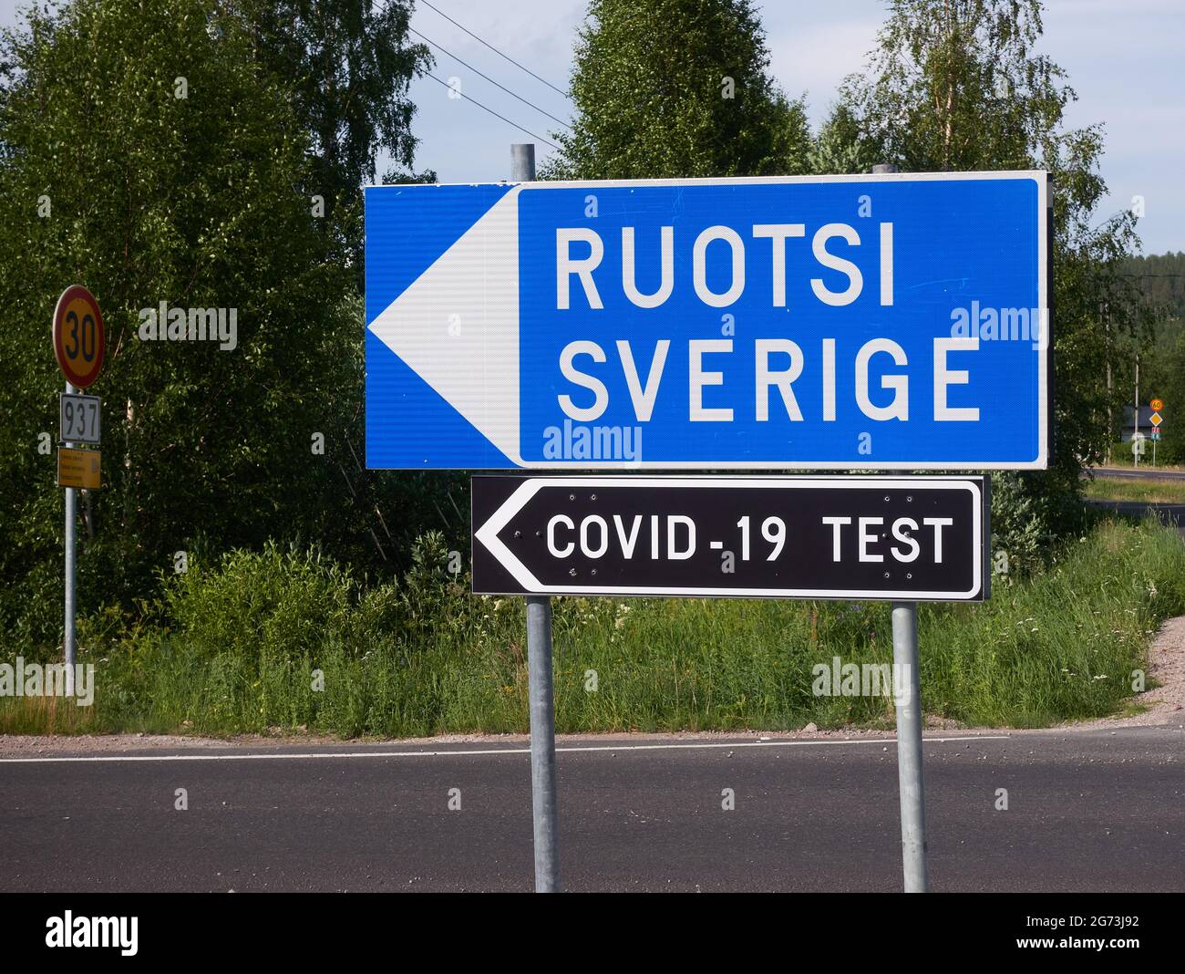 Pello, Finnland - 7. Juli 2021: Verkehrszeichen, das den Grenzübergang von Finnland nach Schweden anzeigt, und covid-19-Test in Pello, Finnland, im finnischen Westen Stockfoto