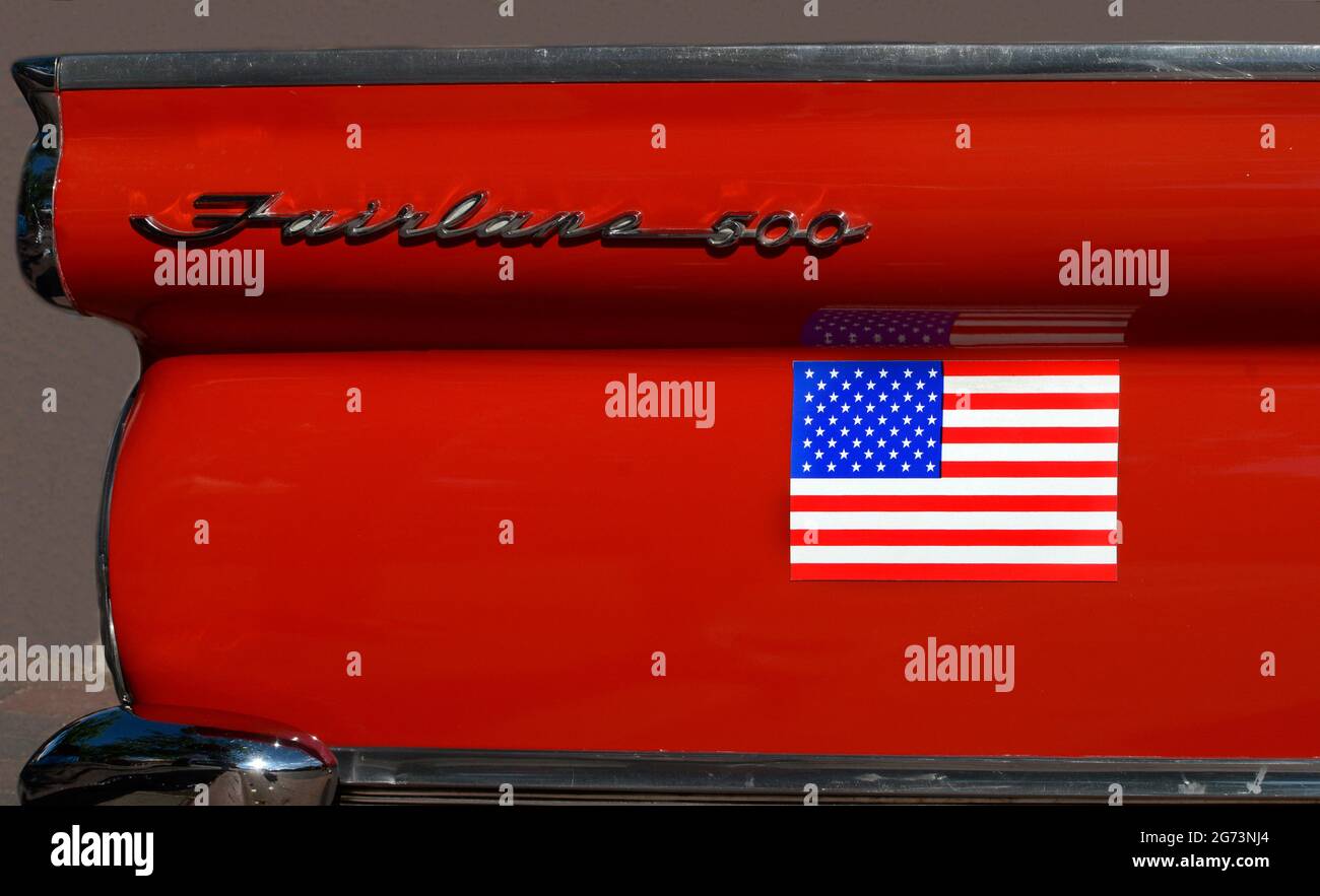 Ein Aufkleber mit amerikanischer Flagge auf der Seite eines Ford Fairlane aus dem Jahr 1959, der auf einer Oldtimer-Ausstellung am 4. Juli in Santa Fe, New Mexico, ausgestellt wurde. Stockfoto