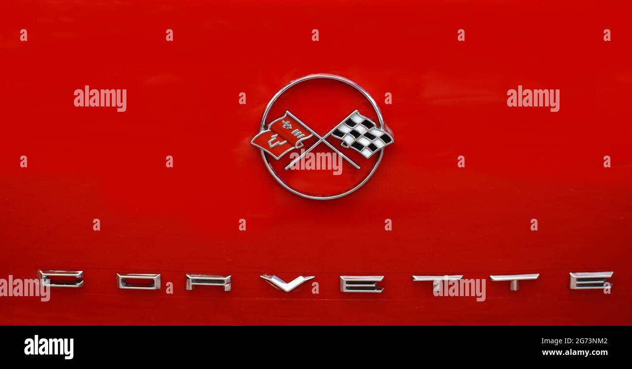 Ein Chrom-Emblem auf der Motorhaube eines alten Chevrolet Corvette auf Dispay auf einer Oldtimer-Show in Santa Fe, New Mexico. Stockfoto