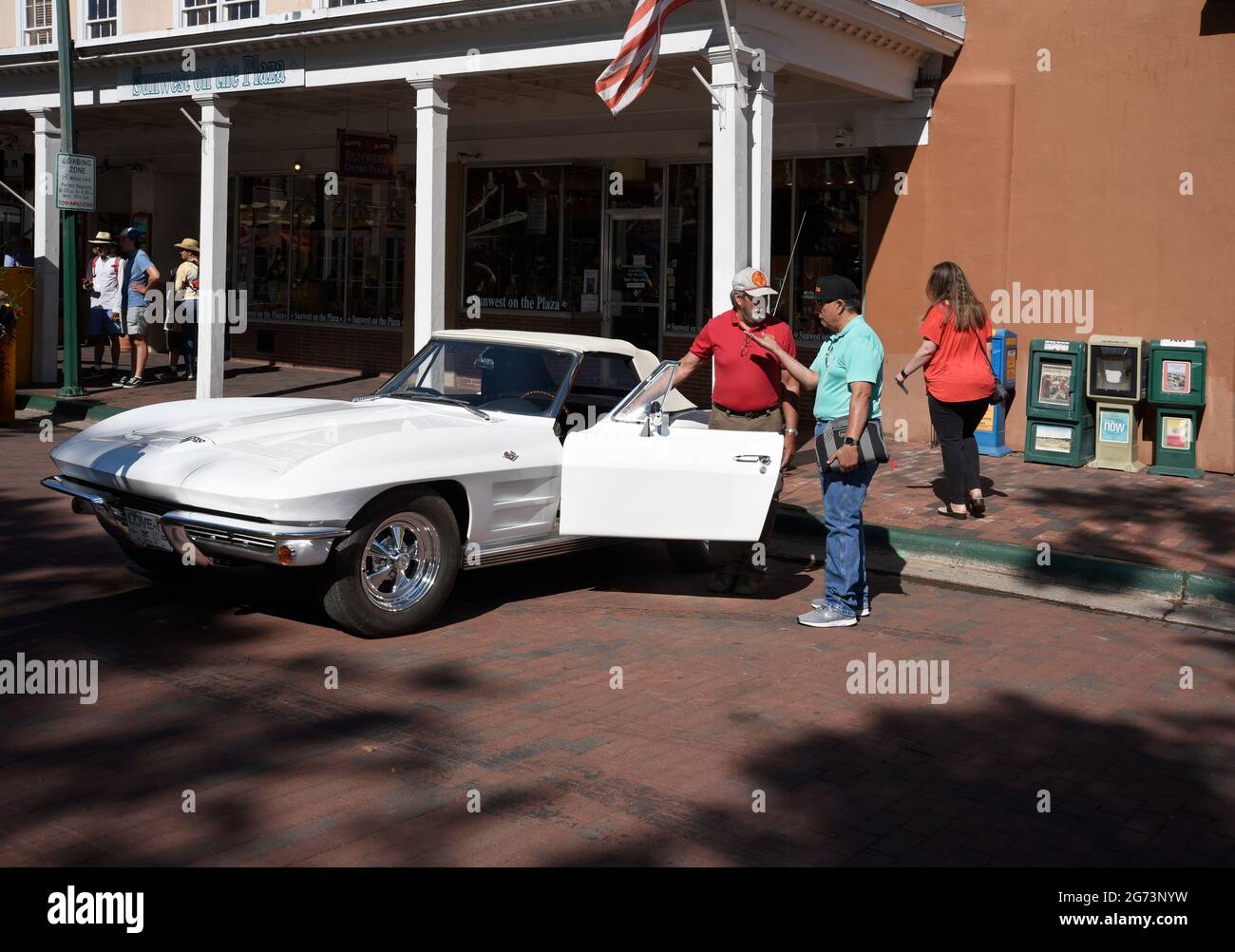 Der stolze Besitzer eines alten Chevrolet Corvette Cabriolets spricht mit einem Bewunderer auf einer Oldtimer-Show in Santa Fe, New Mexico. Stockfoto