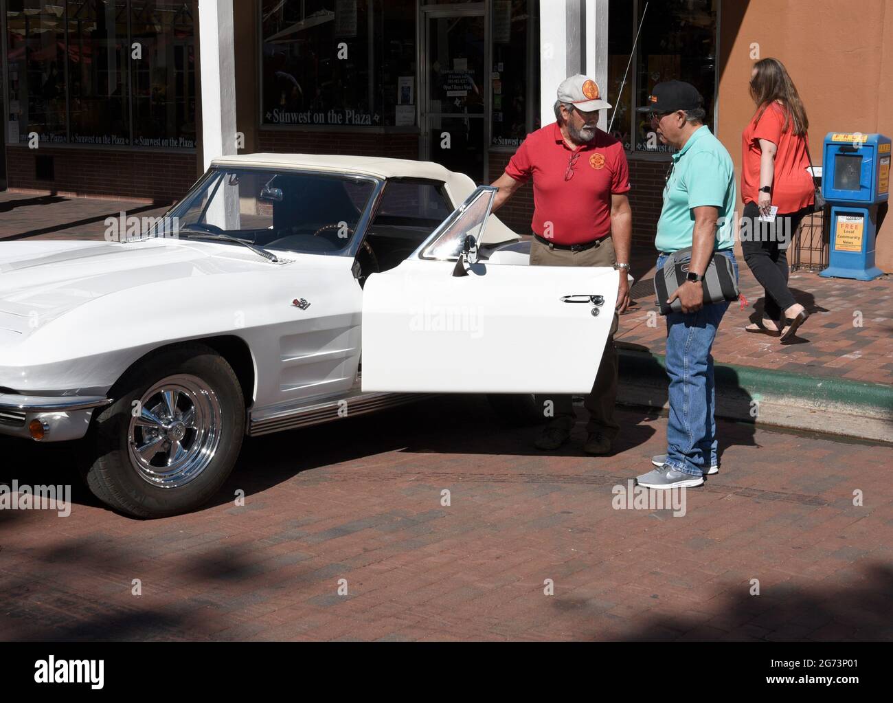 Der stolze Besitzer eines alten Chevrolet Corvette Cabriolets spricht mit einem Bewunderer auf einer Oldtimer-Show in Santa Fe, New Mexico. Stockfoto