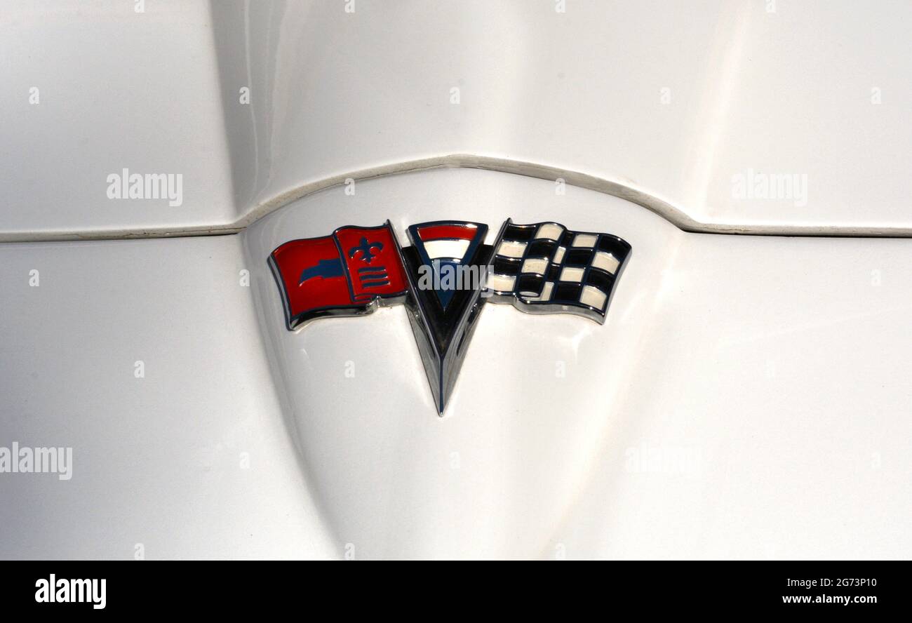 Ein dekoratives Emblem auf der Motorhaube einer alten Chevrolet Corvette, das auf einer Oldtimer-Ausstellung in Santa Fe, New Mexico, zu sehen ist. Stockfoto