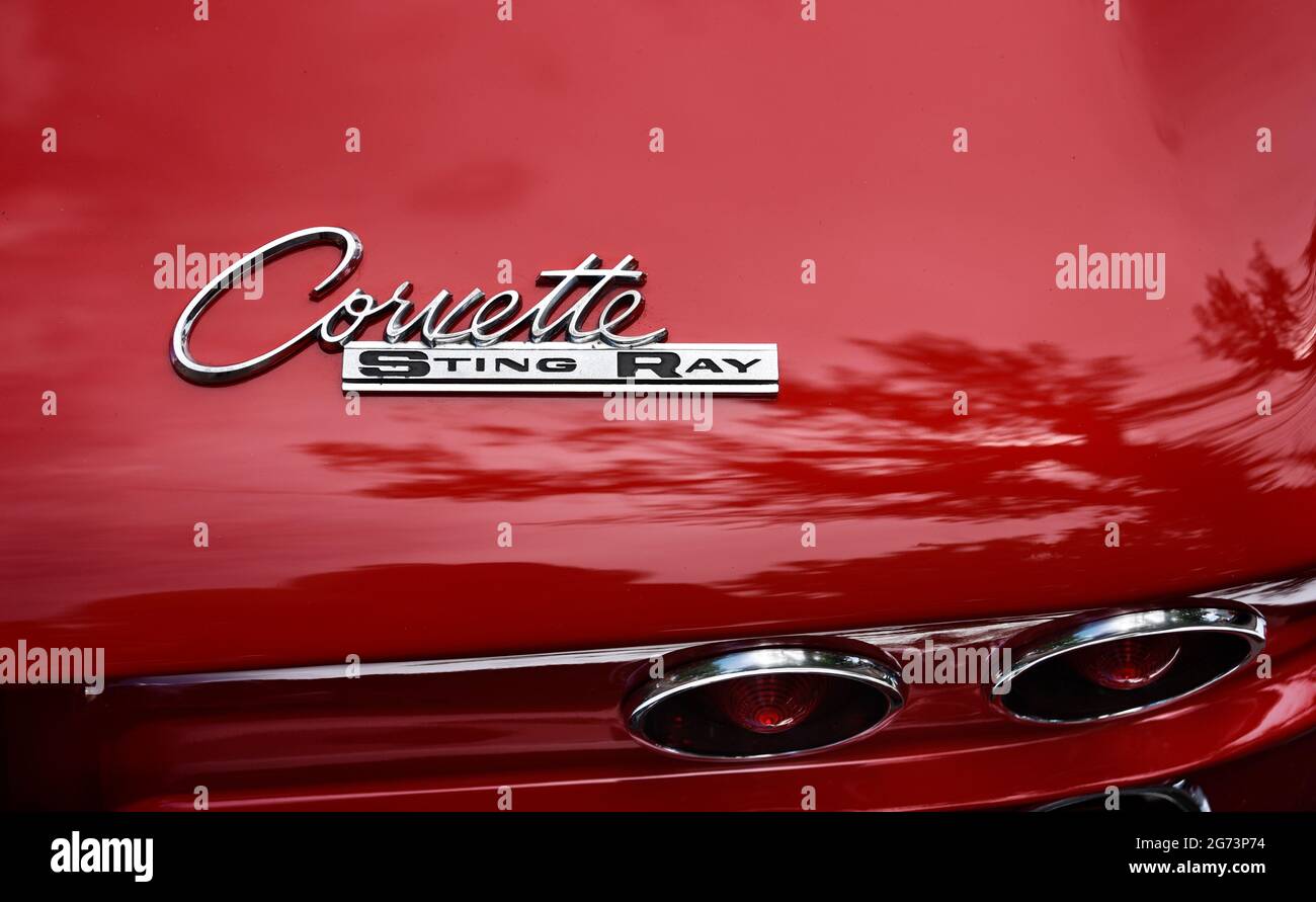 Ein Chromemblem auf einem alten Chevrolet Corvette Sting Ray aus den 1960er Jahren auf einer Oldtimer-Show in Santa Fe, New Mexico. Stockfoto