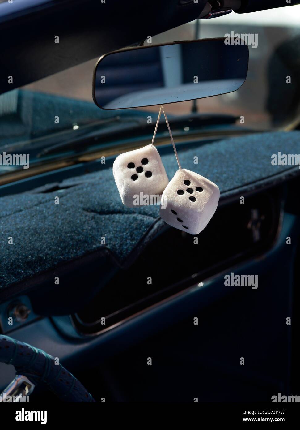 Würfel hängen an den Rückspiegel eines Autos Stockfotografie - Alamy