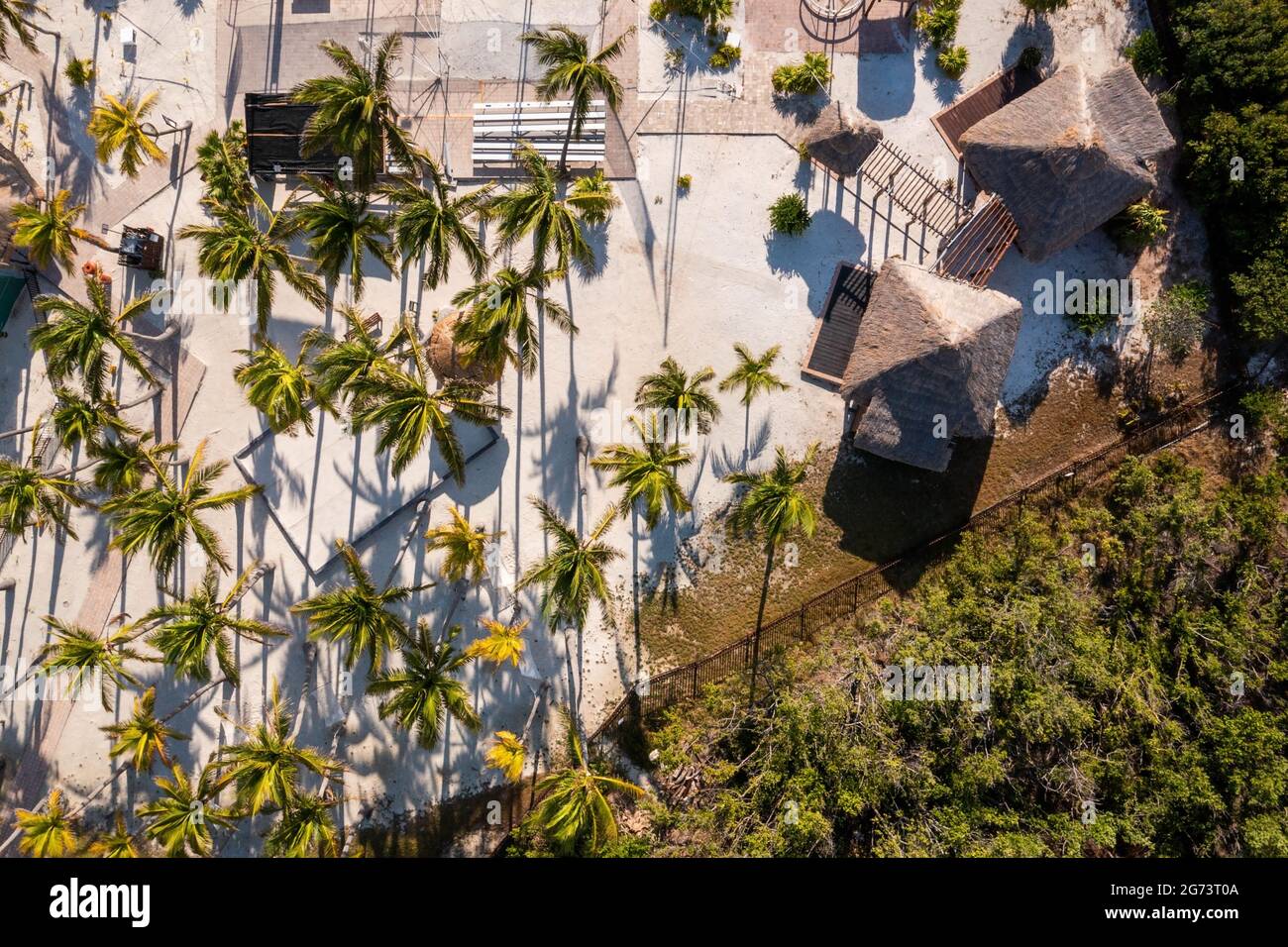 Wunderschöne Aussicht auf den Bungalow und die Palmen. Stockfoto