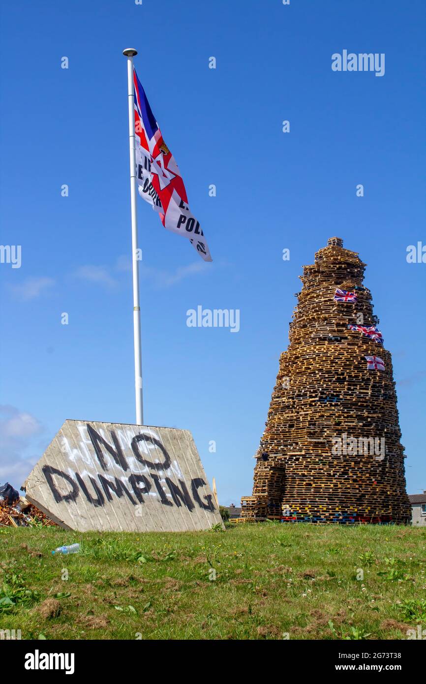 9. Juli 2021 EIN No-Dumping-Schild unter einer Unionsflagge, das auf dem Gelände des protestierenden Lagerfeuers des Kilcooley Estate errichtet wurde, das gerade zum Brennen gebaut wird Stockfoto