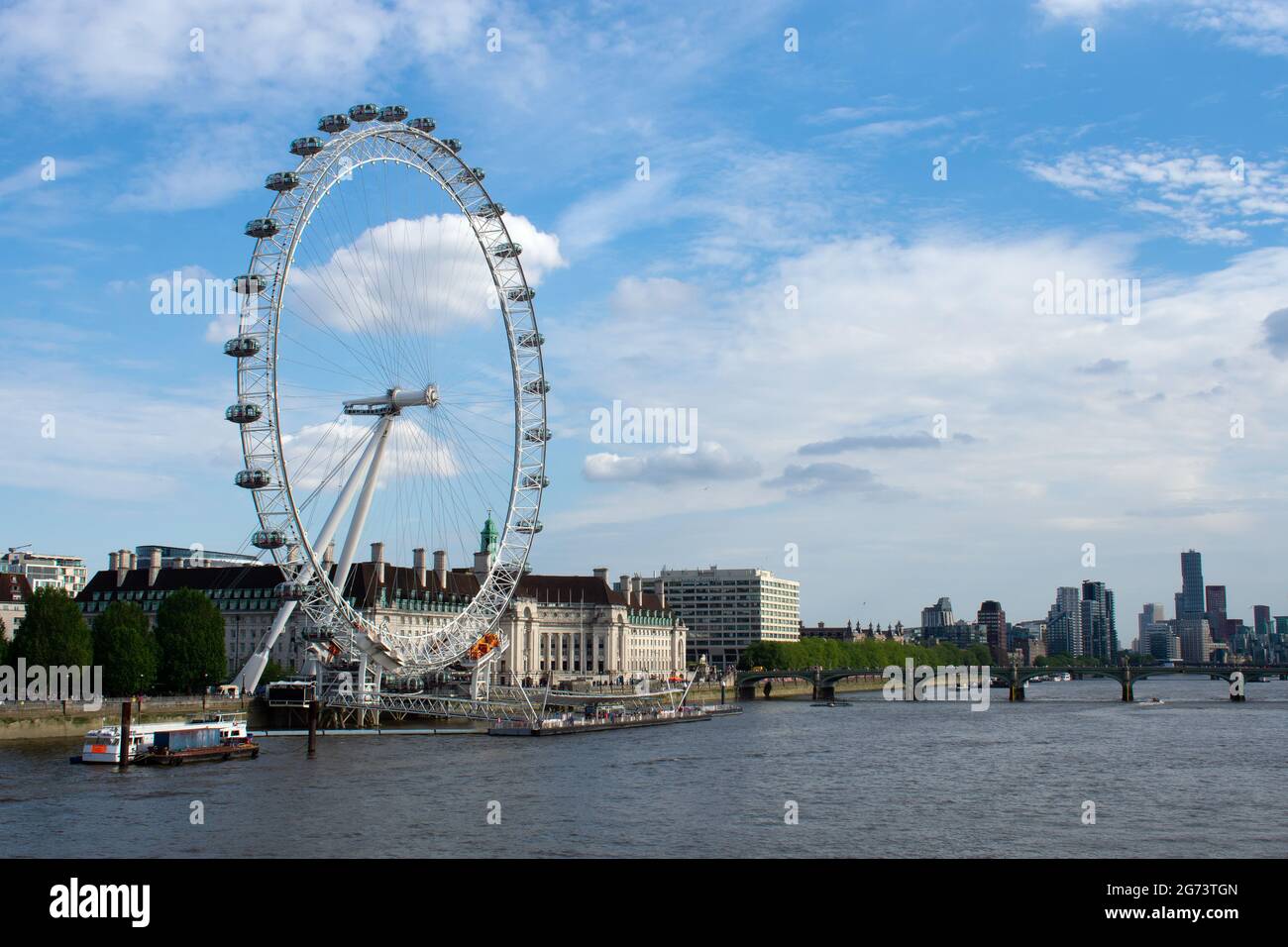 Das London Eye, die County Hall und die Westminster Bridge von der Golden Jubilee Bridge über die Themse, London, Großbritannien Stockfoto