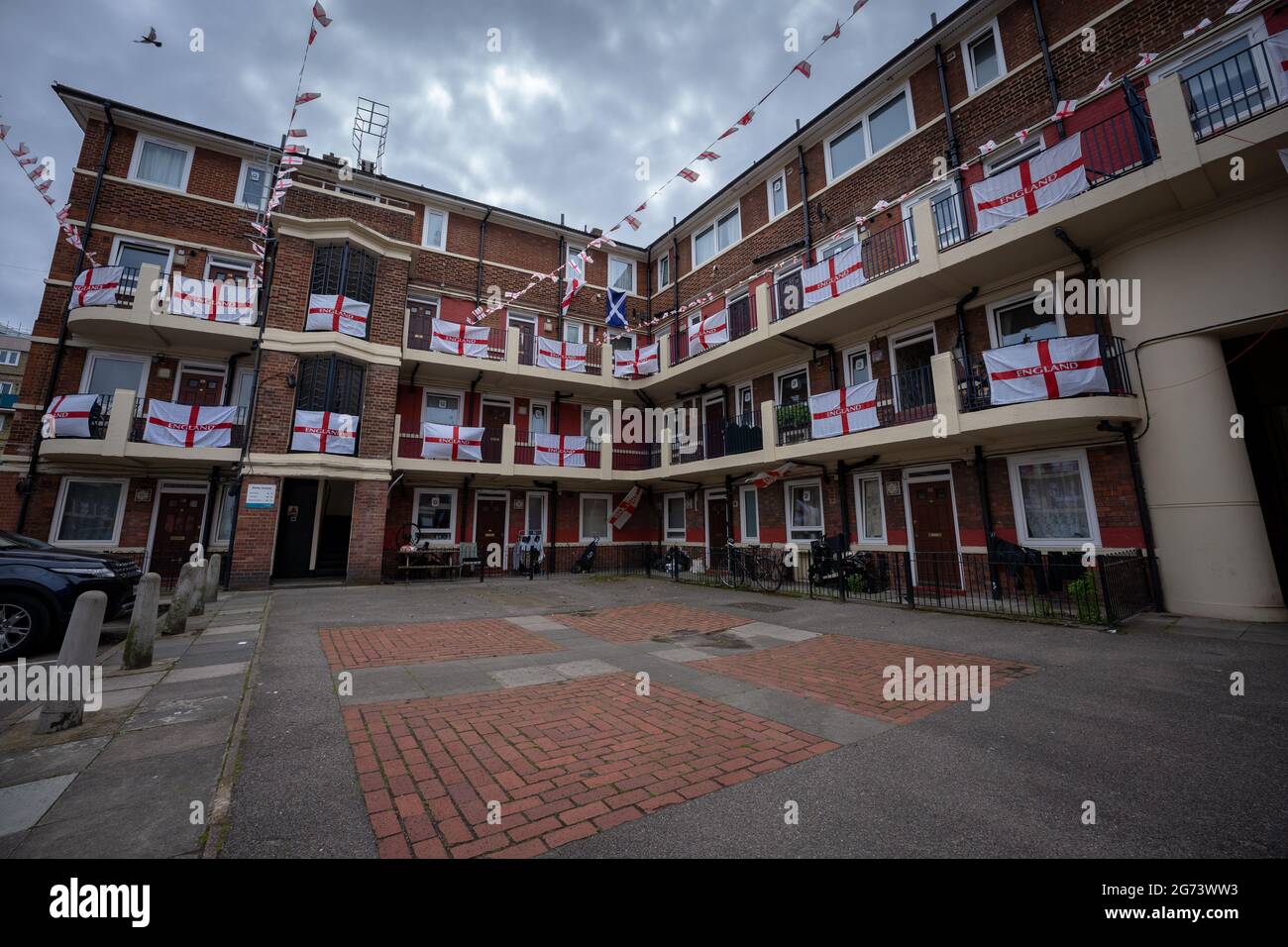 EURO 2020: Das Kirby-Anwesen in Bermondsey mit seiner beeindruckenden Darstellung von über 400 englischen Flaggen zur Unterstützung des englischen Teams, das das Halbfinale spielt Stockfoto