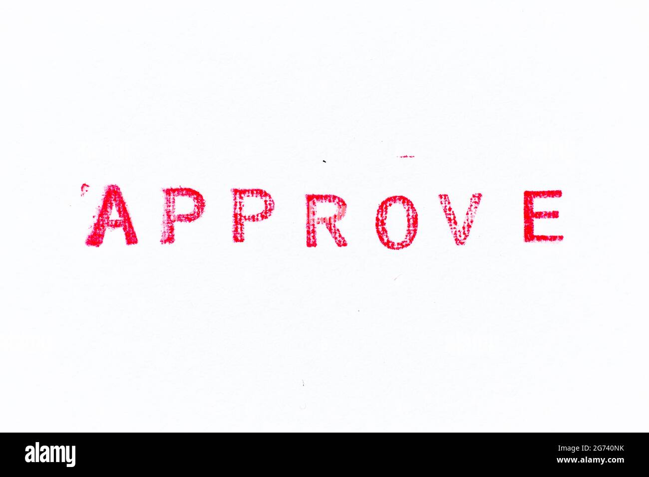 Roter Farbgummi-Stempel in Wort genehmigen auf weißem Papier Hintergrund Stockfoto