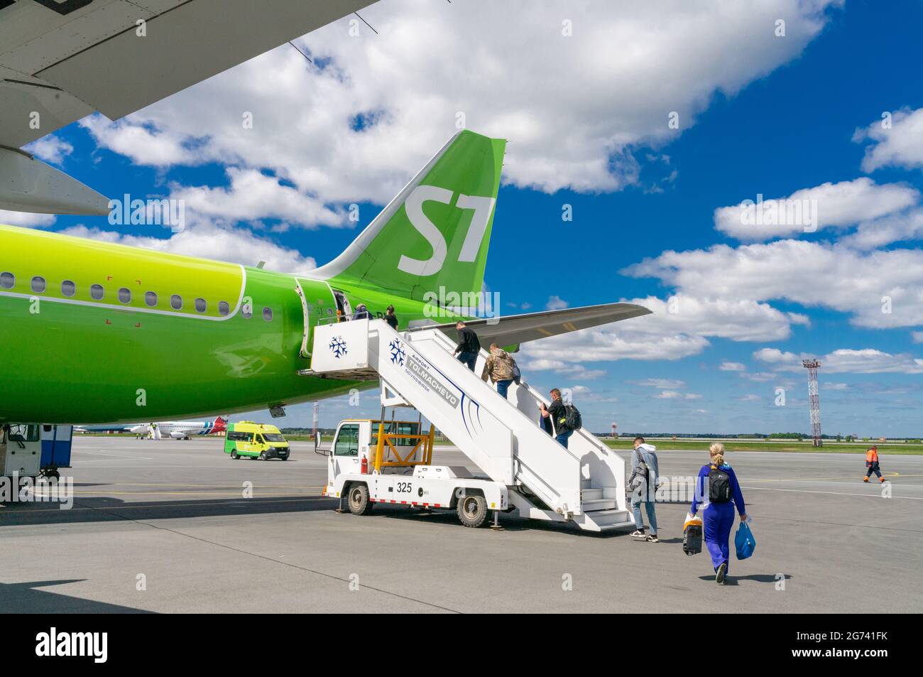 Passagiere, die am Heck des Airbus A320 Neo einsteigen, bedient von S7-Fluggesellschaften, dem internationalen Flughafen Tolmachevo, OVB, Nowosibirsk, Russland Stockfoto