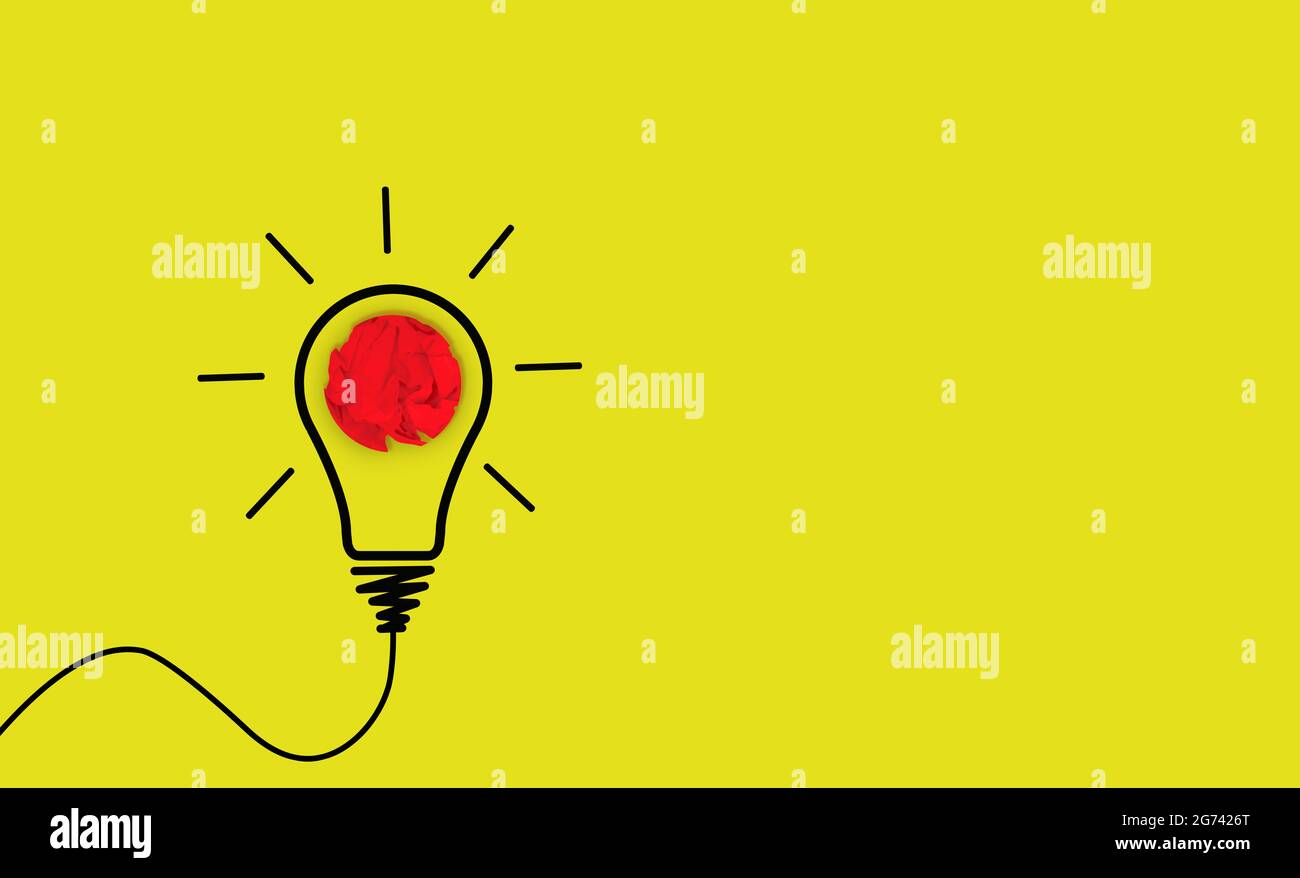 Denkansätze und Innovationskonzept. Papier Schrott Kugel rote Farbe mit Glühbirne Symbol auf gelbem Hintergrund. Kreative Illustration mit Kopierraum . Stockfoto