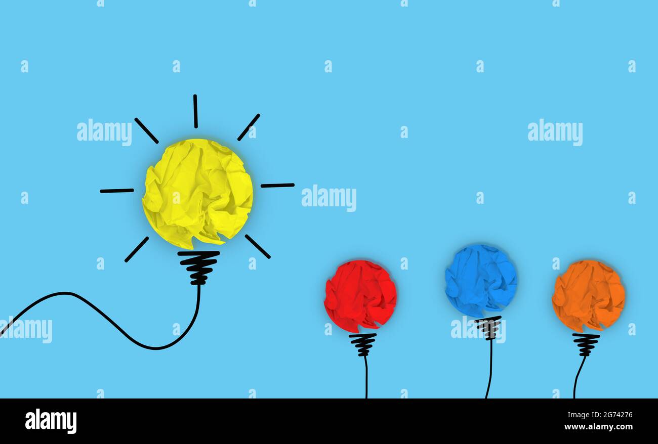 Herausragende Idee Kreatives Konzept mit Glühbirne. Einzigartige gelbe Glühbirne herausragen in der Gruppe von bunten Glühbirnen. Unterschied, Ideen, Kreativität Stockfoto