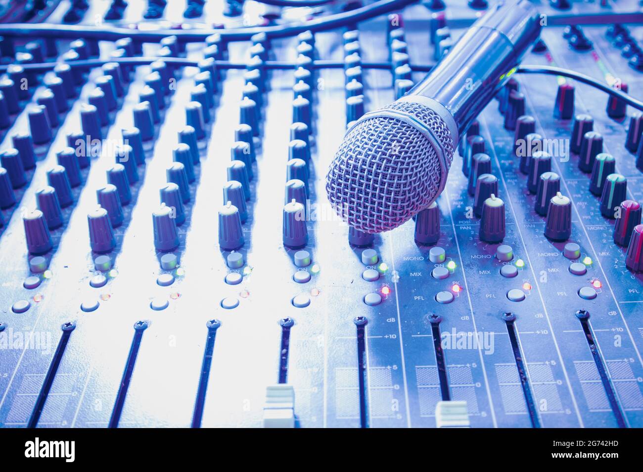 Kabelloses Mikrofon im Kontrollraum, kühle Farbtöne. Online-Konferenz-/Studienausrüstung. Stockfoto