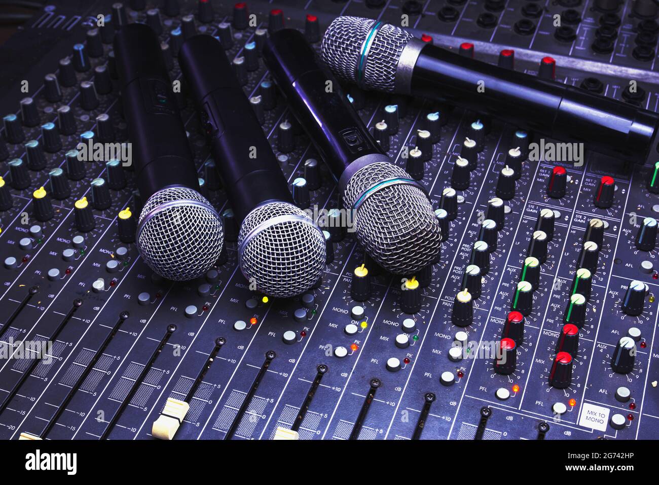 Kabelloses Mikrofon im Kontrollraum, kühle Farbtöne. Online-Konferenz-/Studienausrüstung. Stockfoto