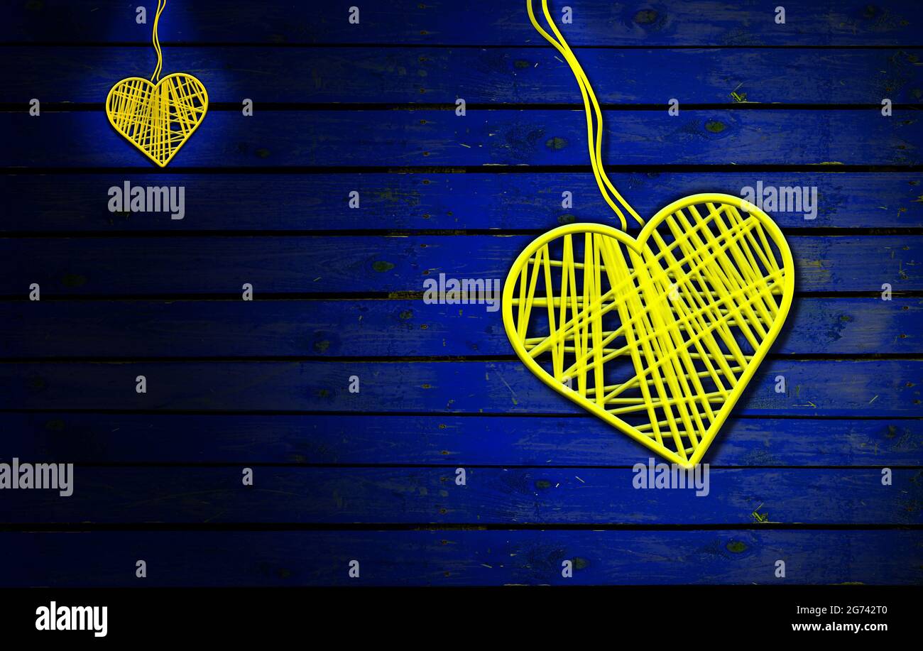 Holz Hintergrund Mit Blauen Herzen In Einer Reihe Hangen Schwarz Weiss Stil Mit Farbigen Hot Spots Kopieren Sie Platz Fur Werbung Oder Freier Text Grusskarte Fur Mutter Oder Valentines Tag Stockfotografie Alamy